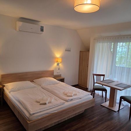 Adam Apartmanhaz Siófok Buitenkant foto