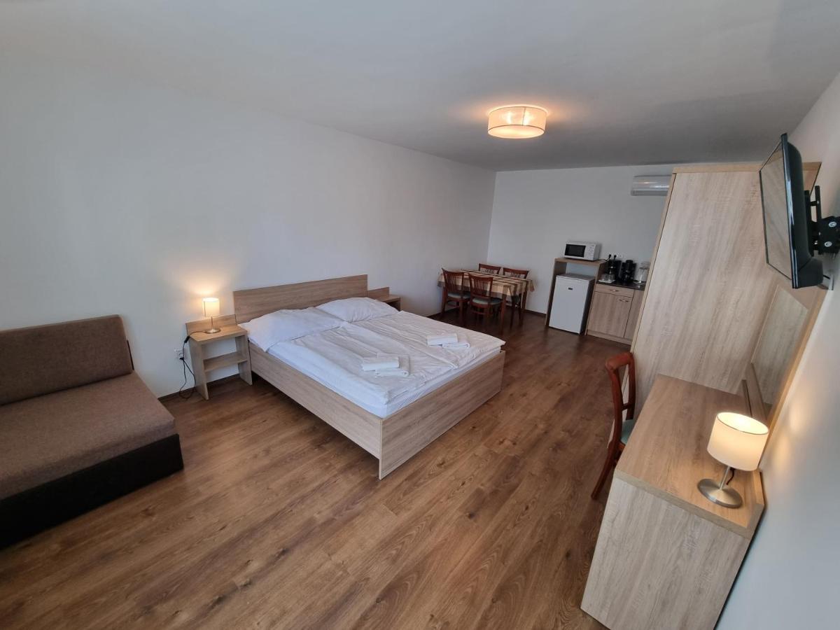 Adam Apartmanhaz Siófok Buitenkant foto