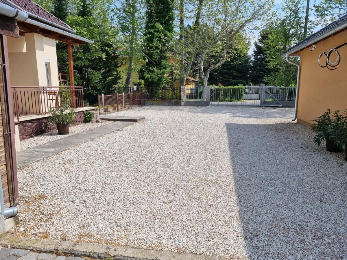 Adam Apartmanhaz Siófok Buitenkant foto