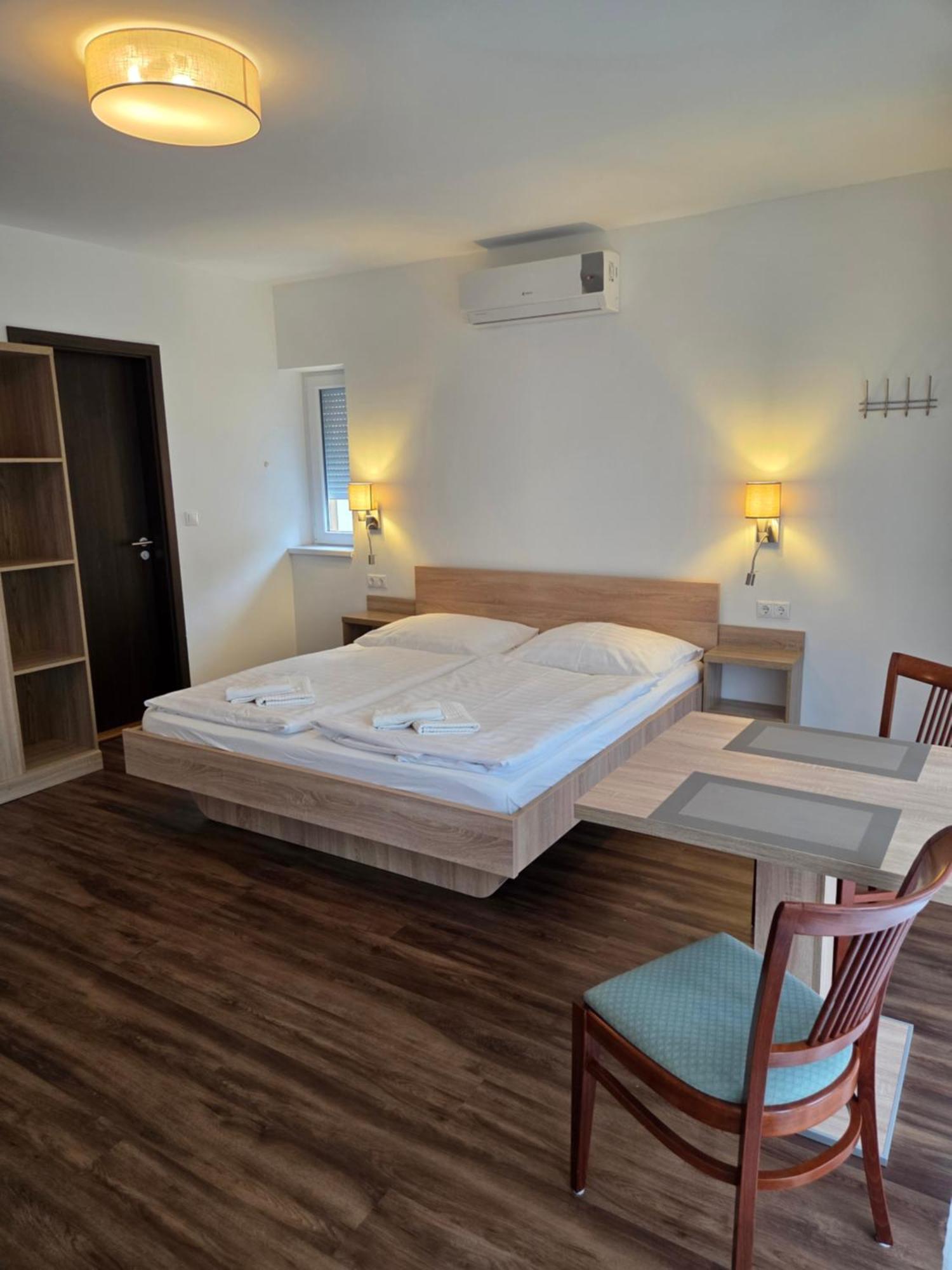 Adam Apartmanhaz Siófok Buitenkant foto