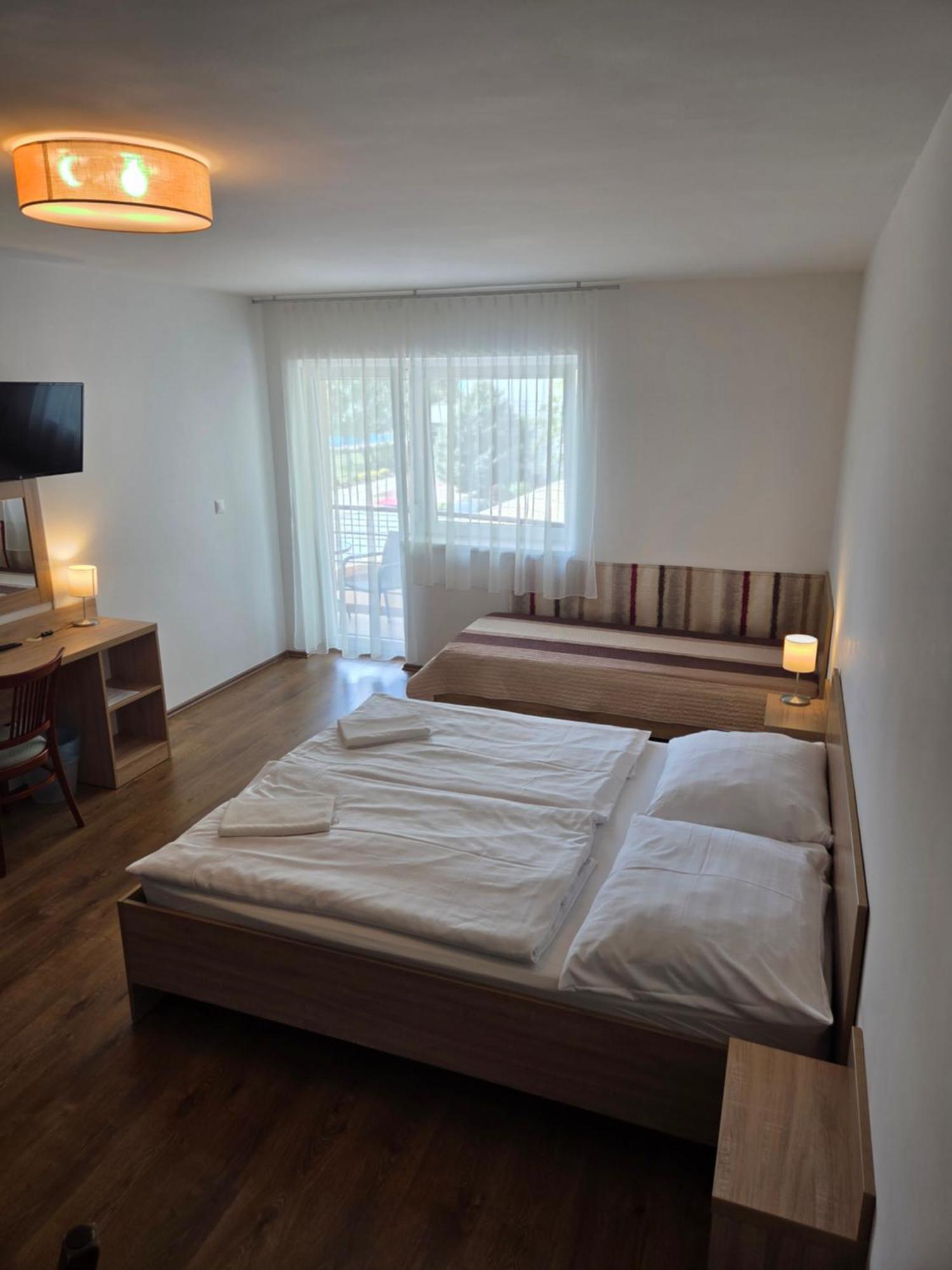 Adam Apartmanhaz Siófok Buitenkant foto