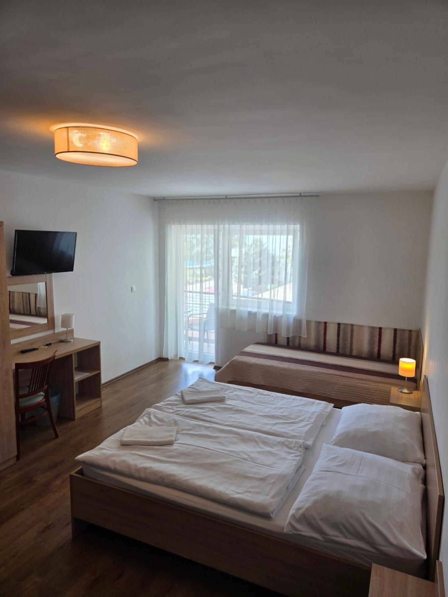 Adam Apartmanhaz Siófok Buitenkant foto