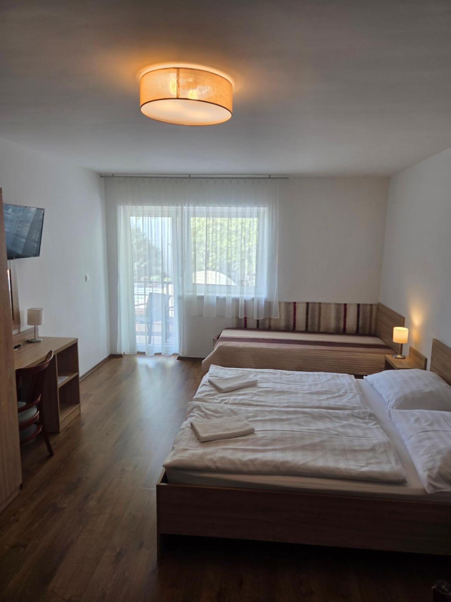 Adam Apartmanhaz Siófok Buitenkant foto
