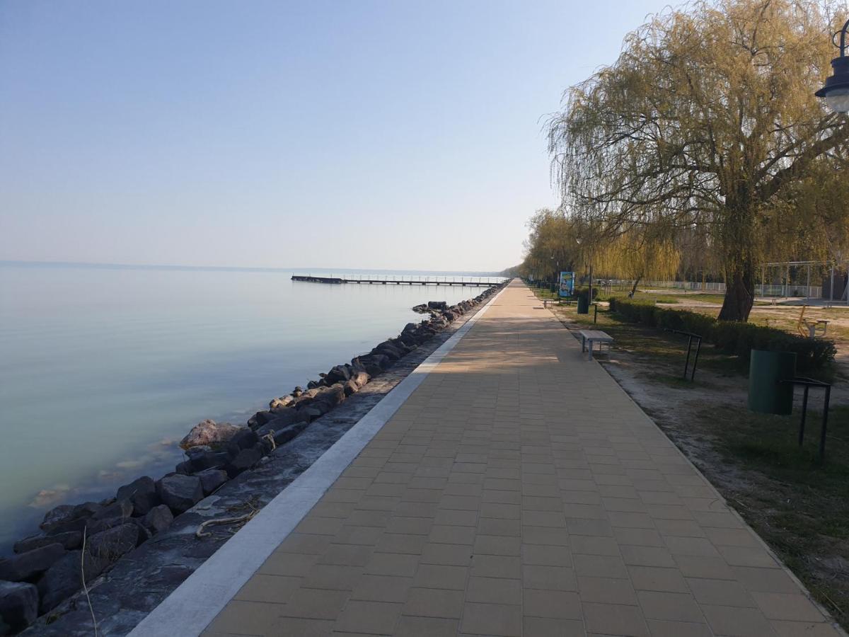 Adam Apartmanhaz Siófok Buitenkant foto